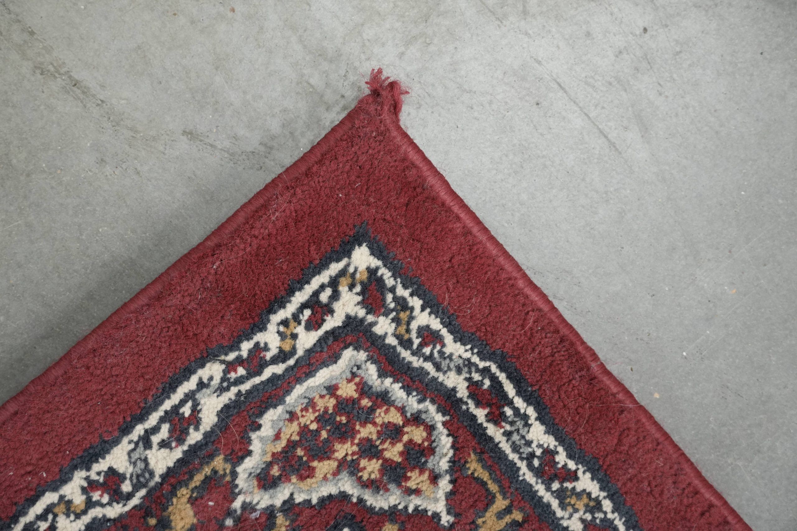 Beautiful rug/carpet with mainly red colours and nice patterns 230x170cm