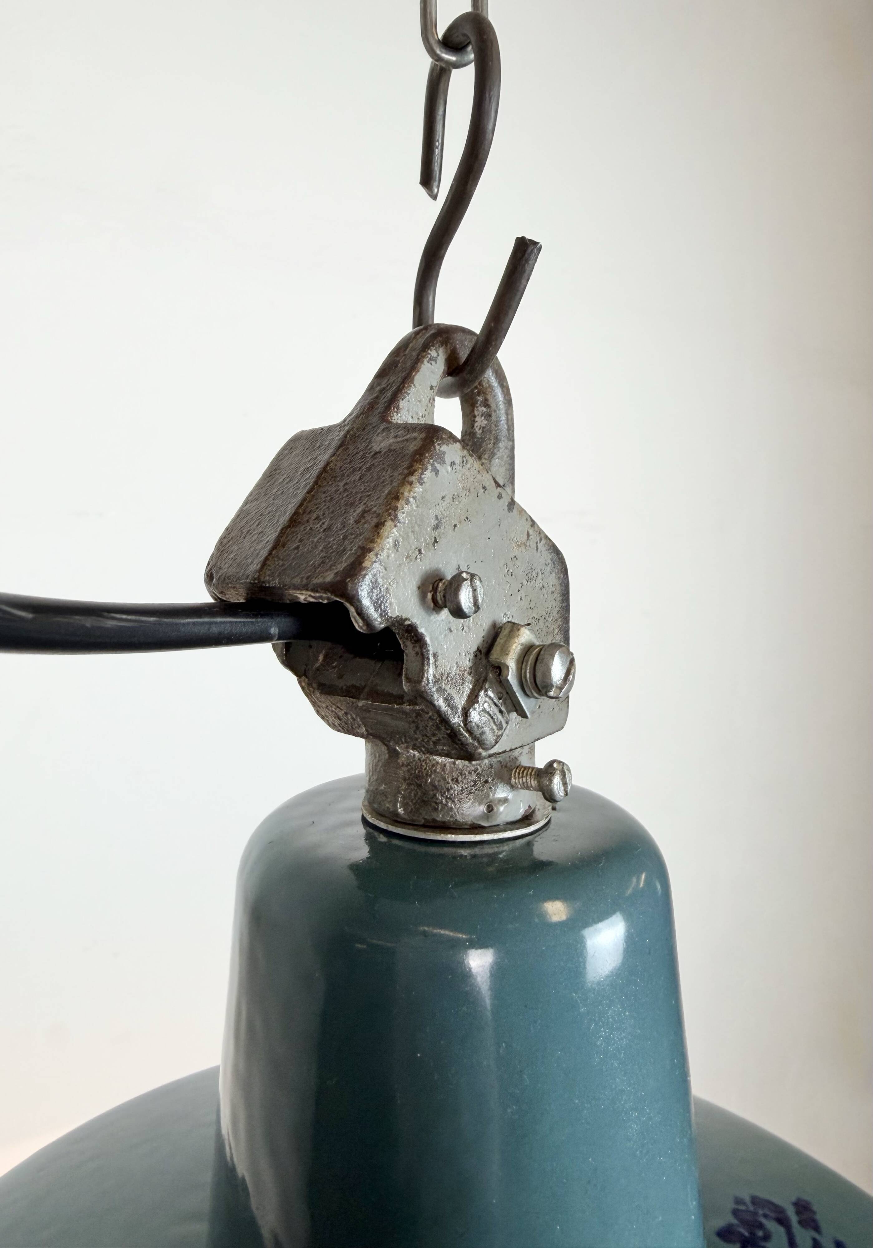 Lampe d'usine en émail pétrolier industriel avec dessus en fonte, années 1960.