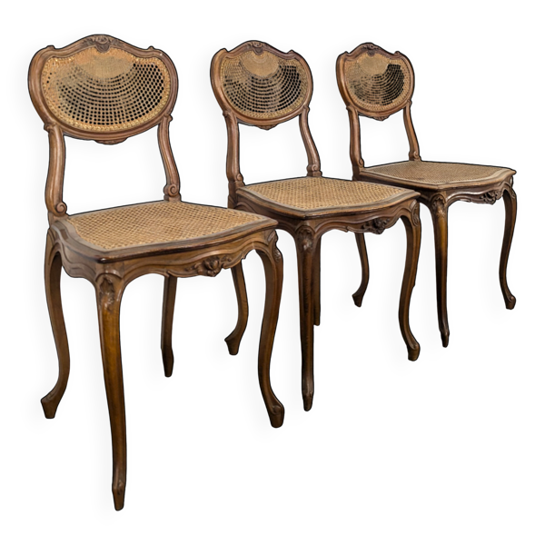 Série de 3 chaises cannées de style Louis XV
