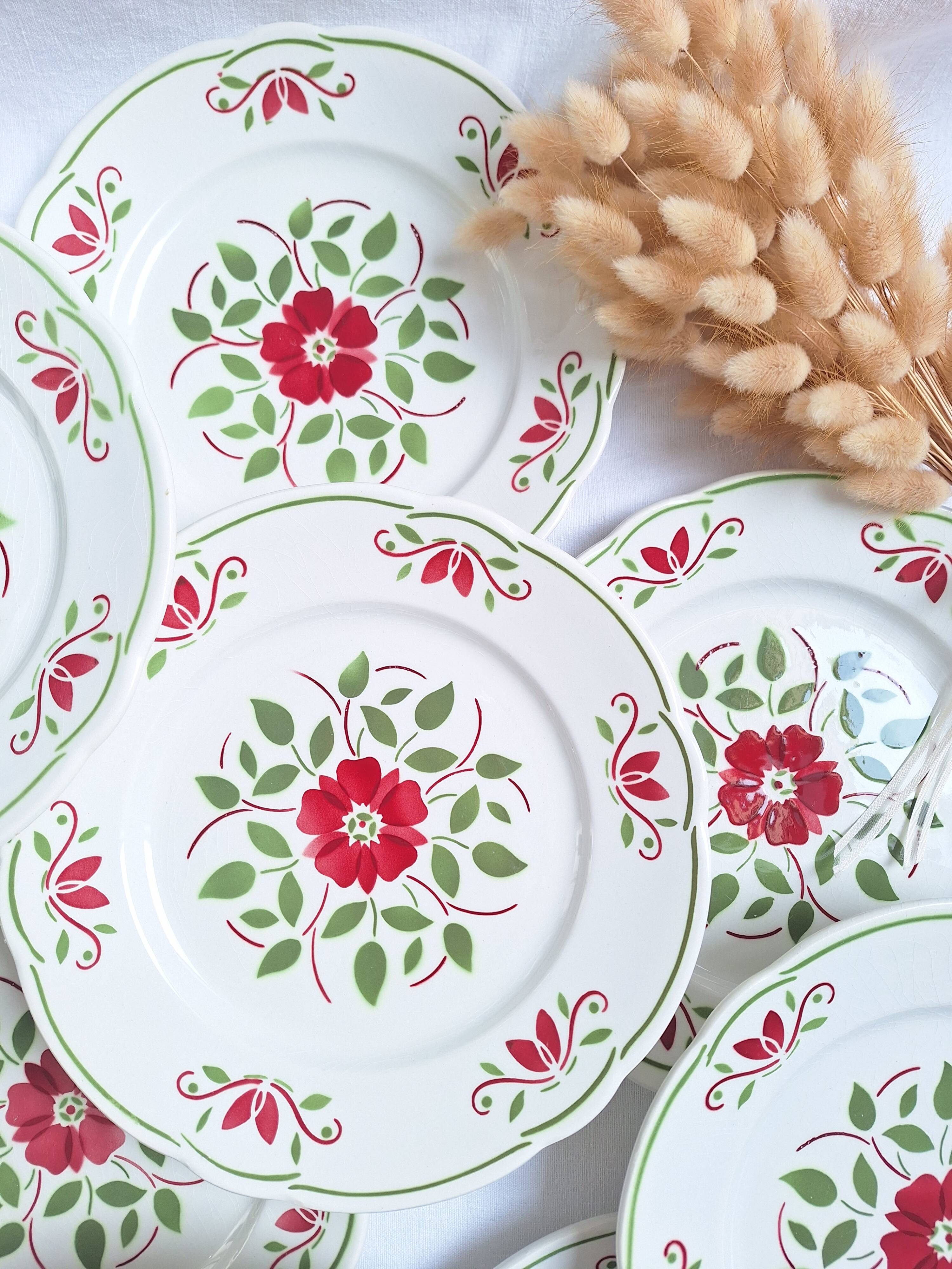 Assiettes plates vertes et bordeaux des années 50's