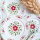 Assiettes plates vertes et bordeaux des années 50's