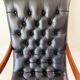 Fauteuil Chesterfield a bascule en cuir noir