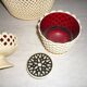 Lot de vases Emsa rouge et beige, pique fleurs, cache pot et une coupe