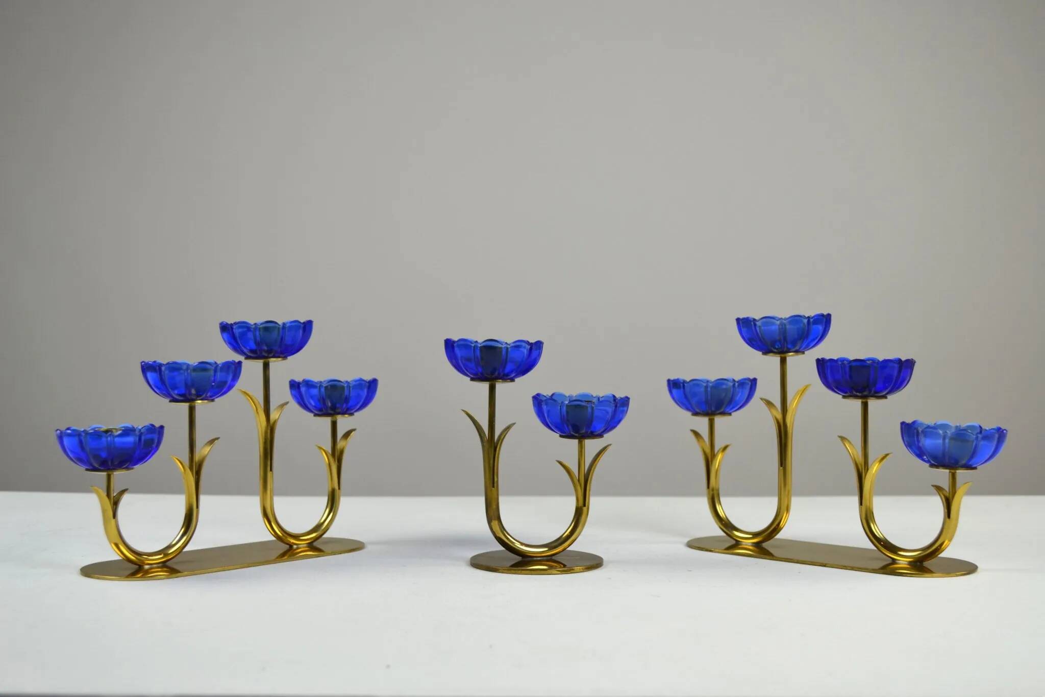 Bougeoirs en laiton massif et en verre artistique bleu cobalt par Gunnar Ander pour Ystad-Metall, Suède, années 1950.