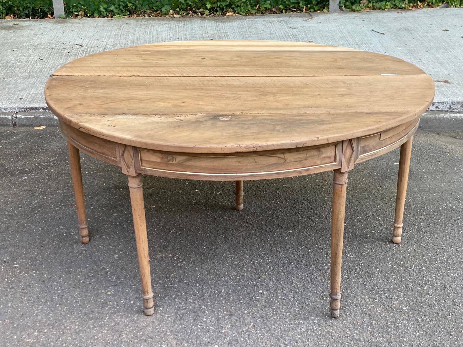 Louis XVI console dining table, extendable, renovated walnut from the 18th century.