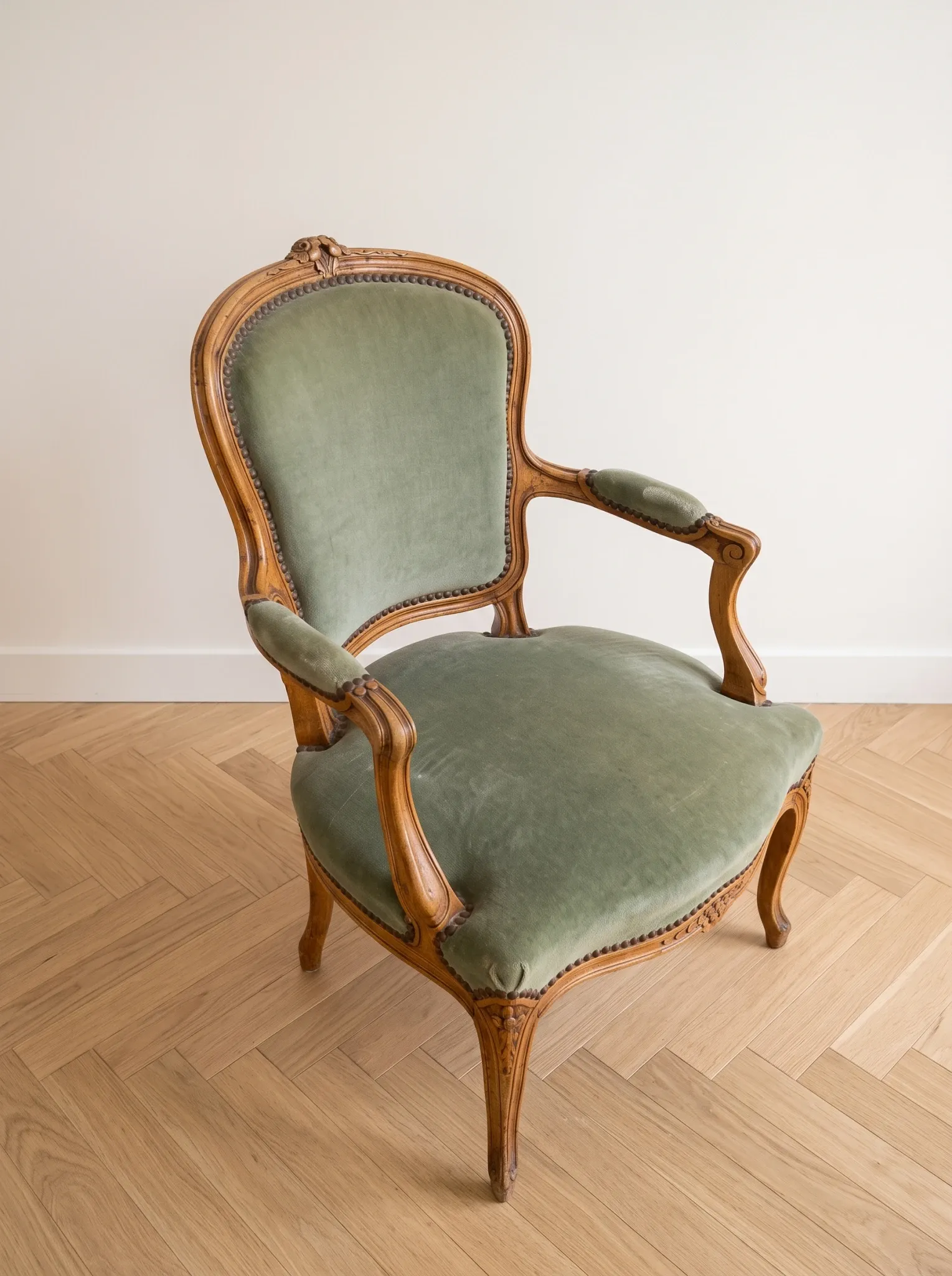 Paire de fauteuils cabriolet style Louis XV en velours vert