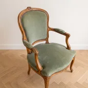 Paire de fauteuils cabriolet style Louis XV en velours vert
