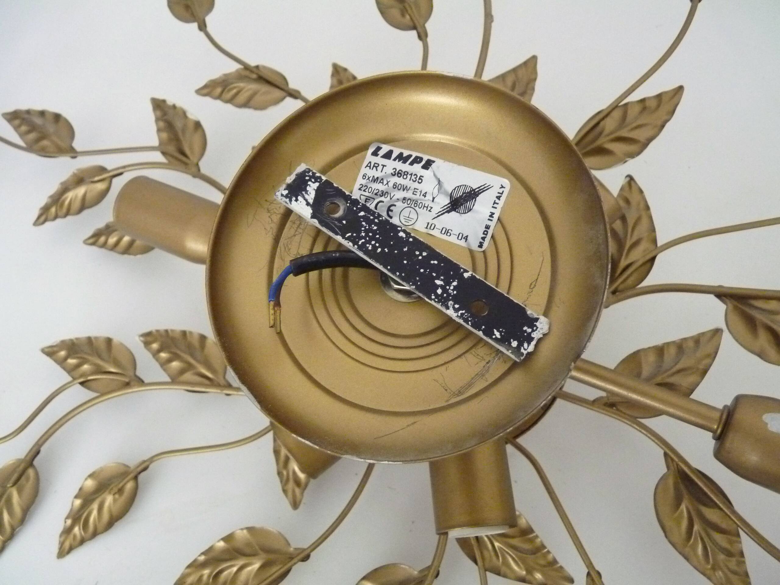 Vintage ceiling light in gold metal with foliage decoration. 6-light ceiling light.