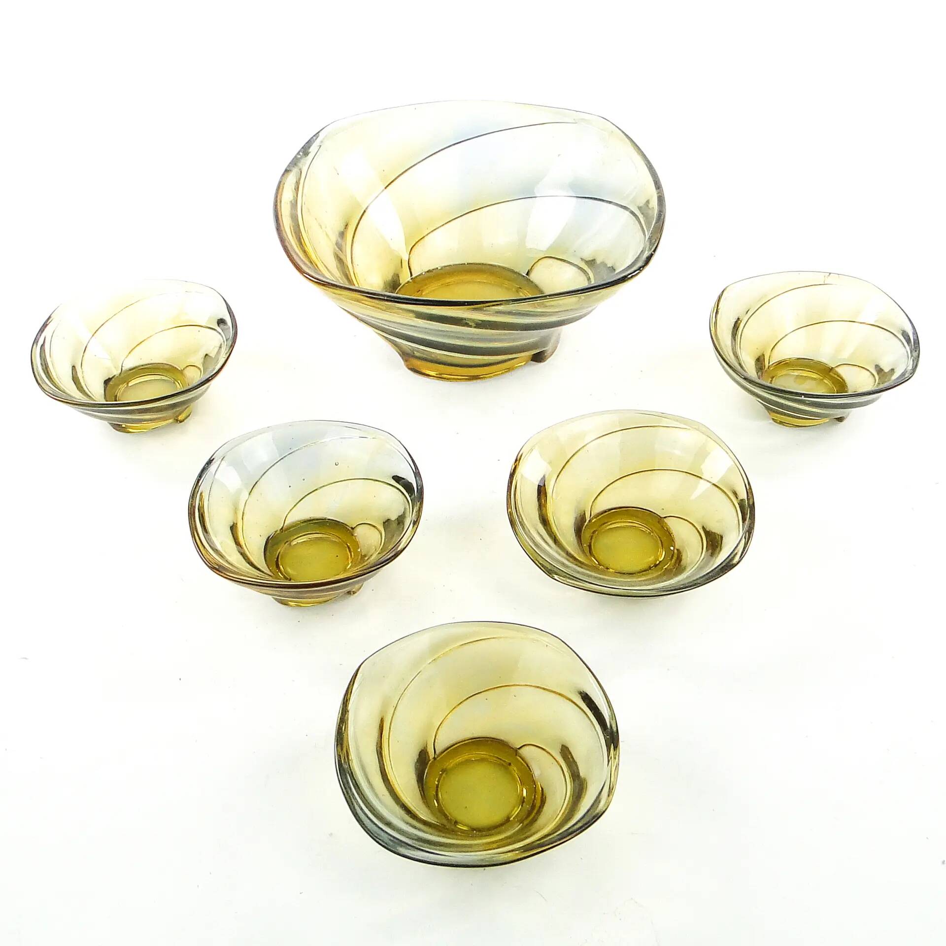 Ensemble de bols à salade Wir, style mid-century modern, en verre pressé ambre-jaune, Ząbkowice, Pologne, années 1970.