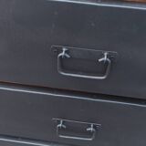 Petite commode en bois coloré et tiroirs en métal