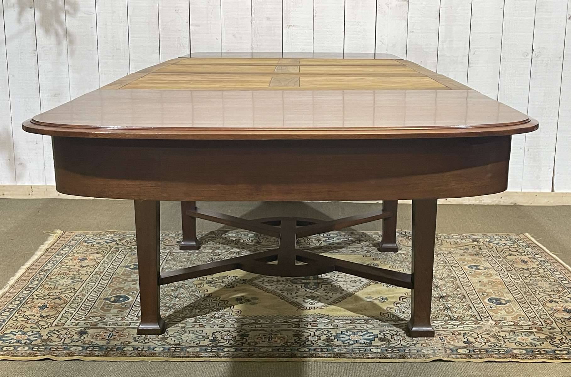 Art Nouveau dining table in mahogany in the style of Gustave Serrurier-Bovy.