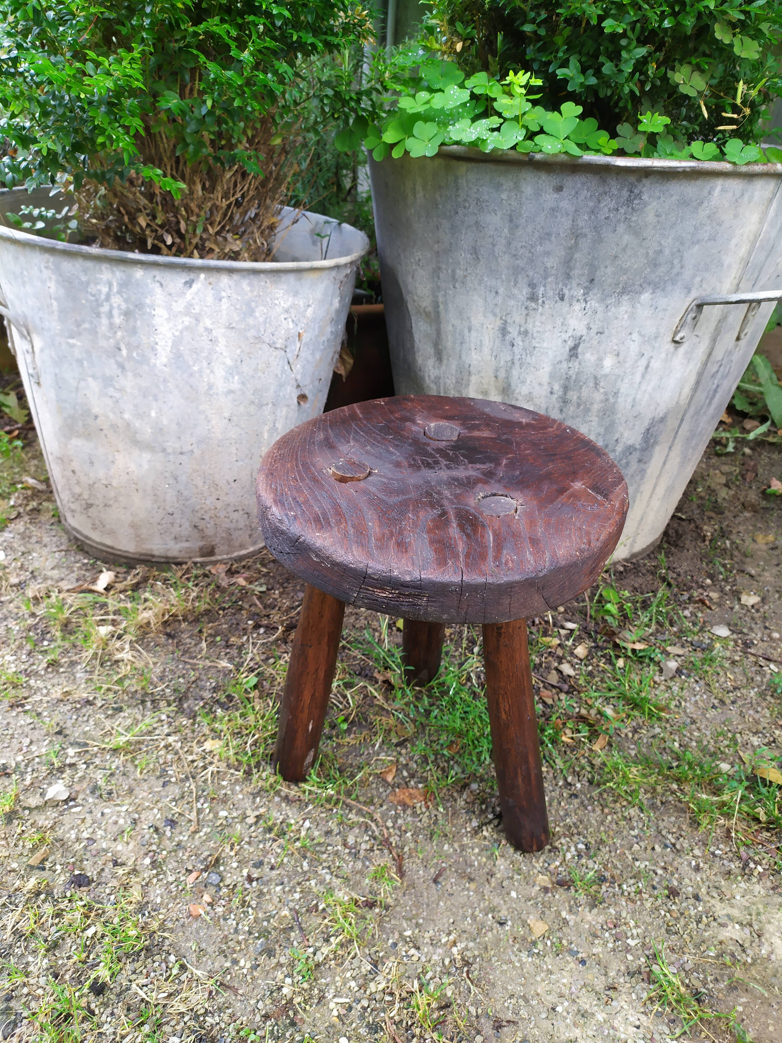 Tabouret tripode en bois brut