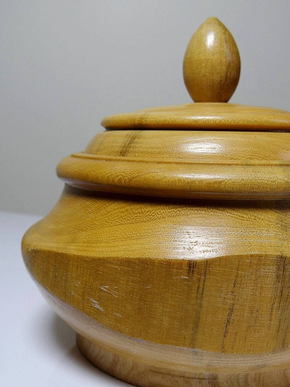 Boîte en bois tourné clair vintage