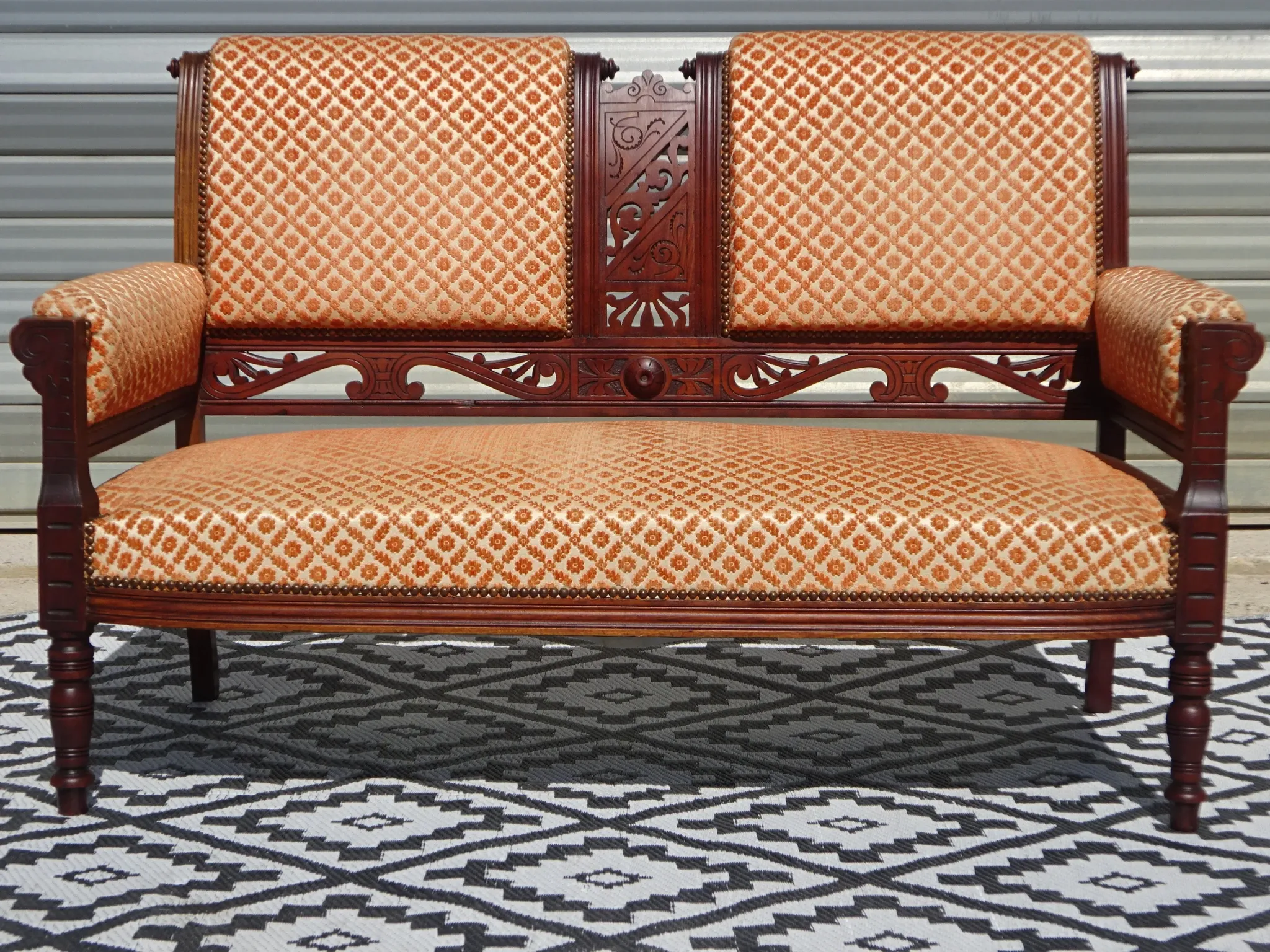 Ancienne banquette en bois et velours orange