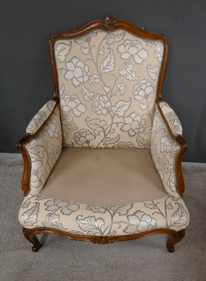 Queen's bergère in carved beech, Louis XV period – mid 18th century