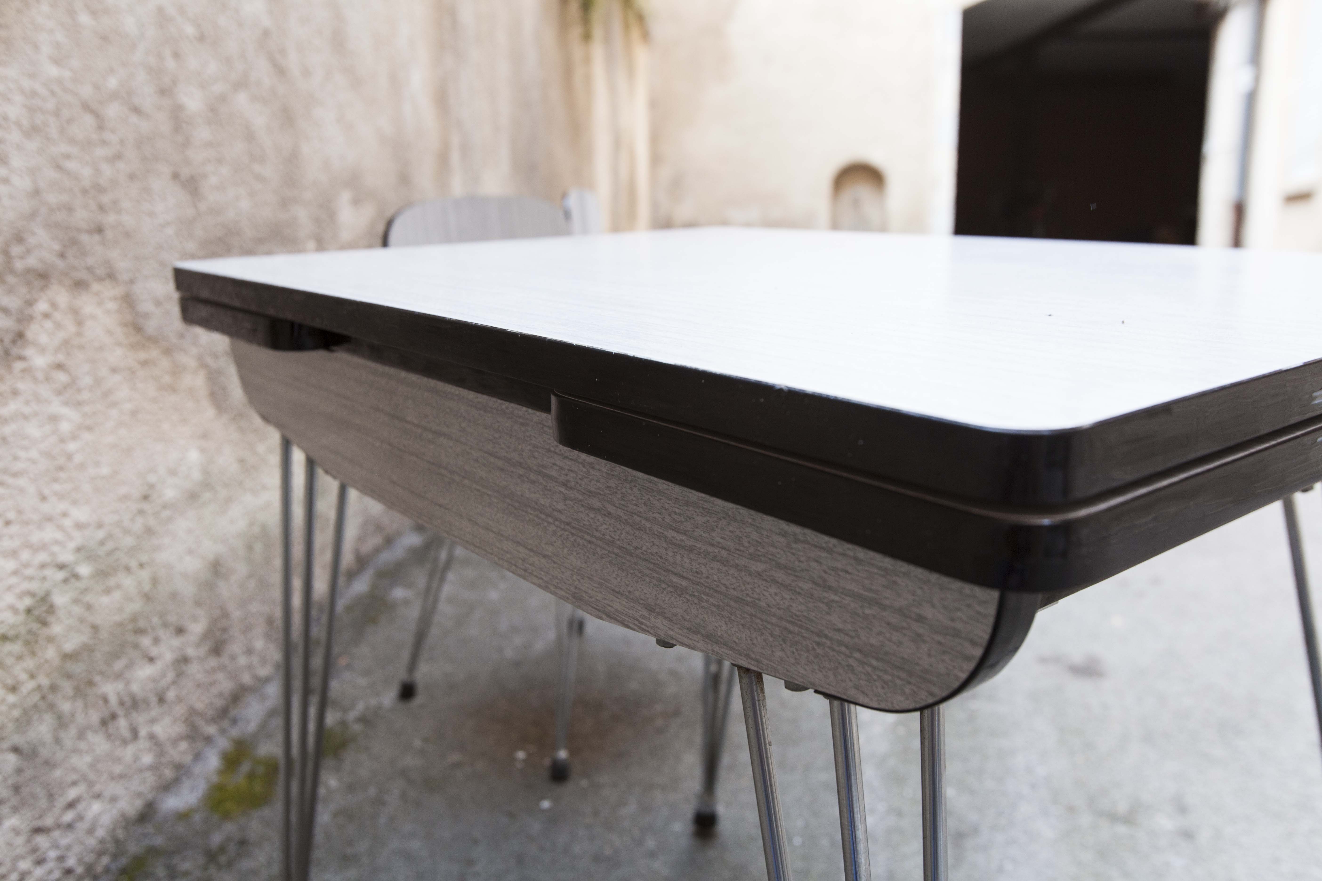 Set table formica and 2 chairs