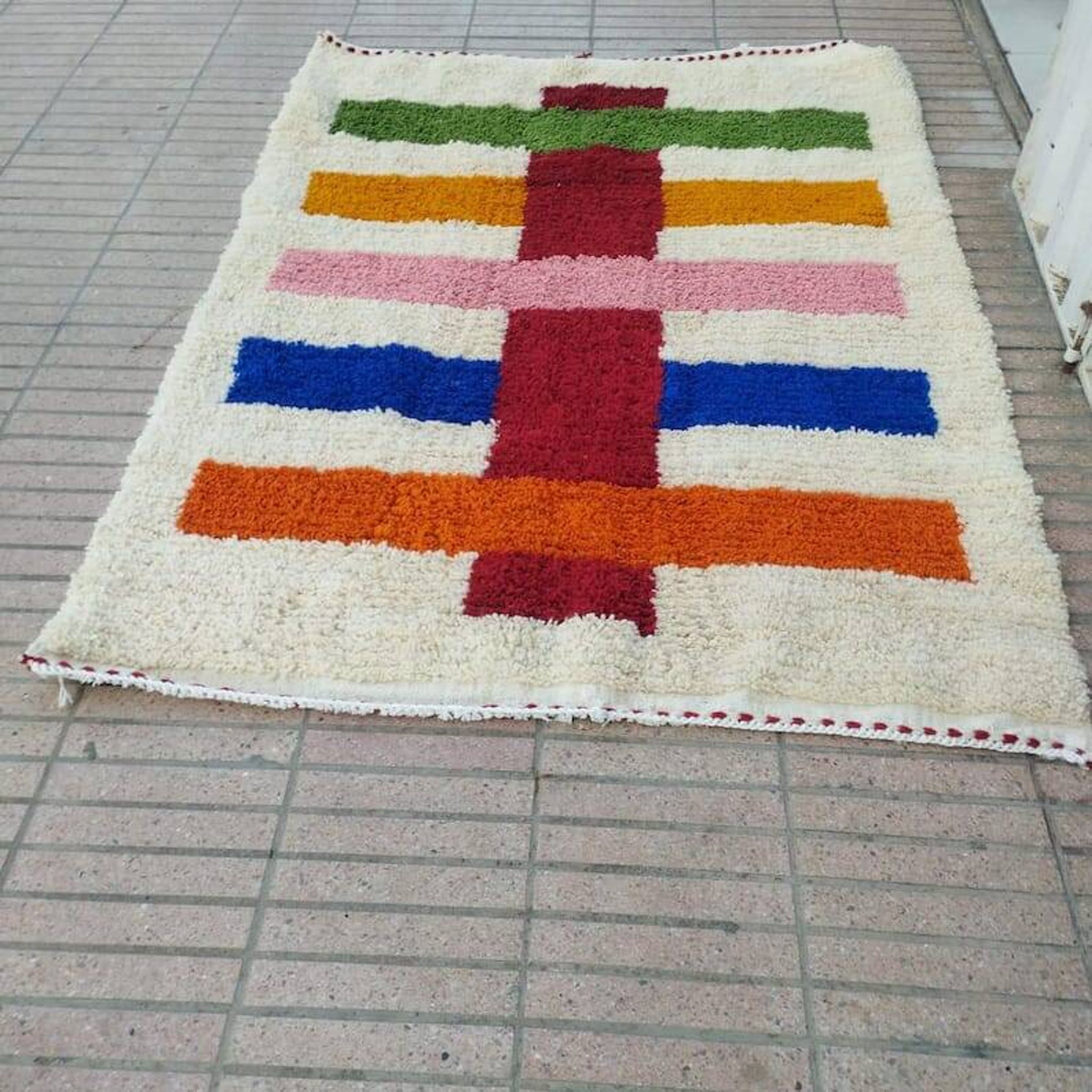 Traditional hand-woven Beni Mrirt rug, size 150 x 250 cm