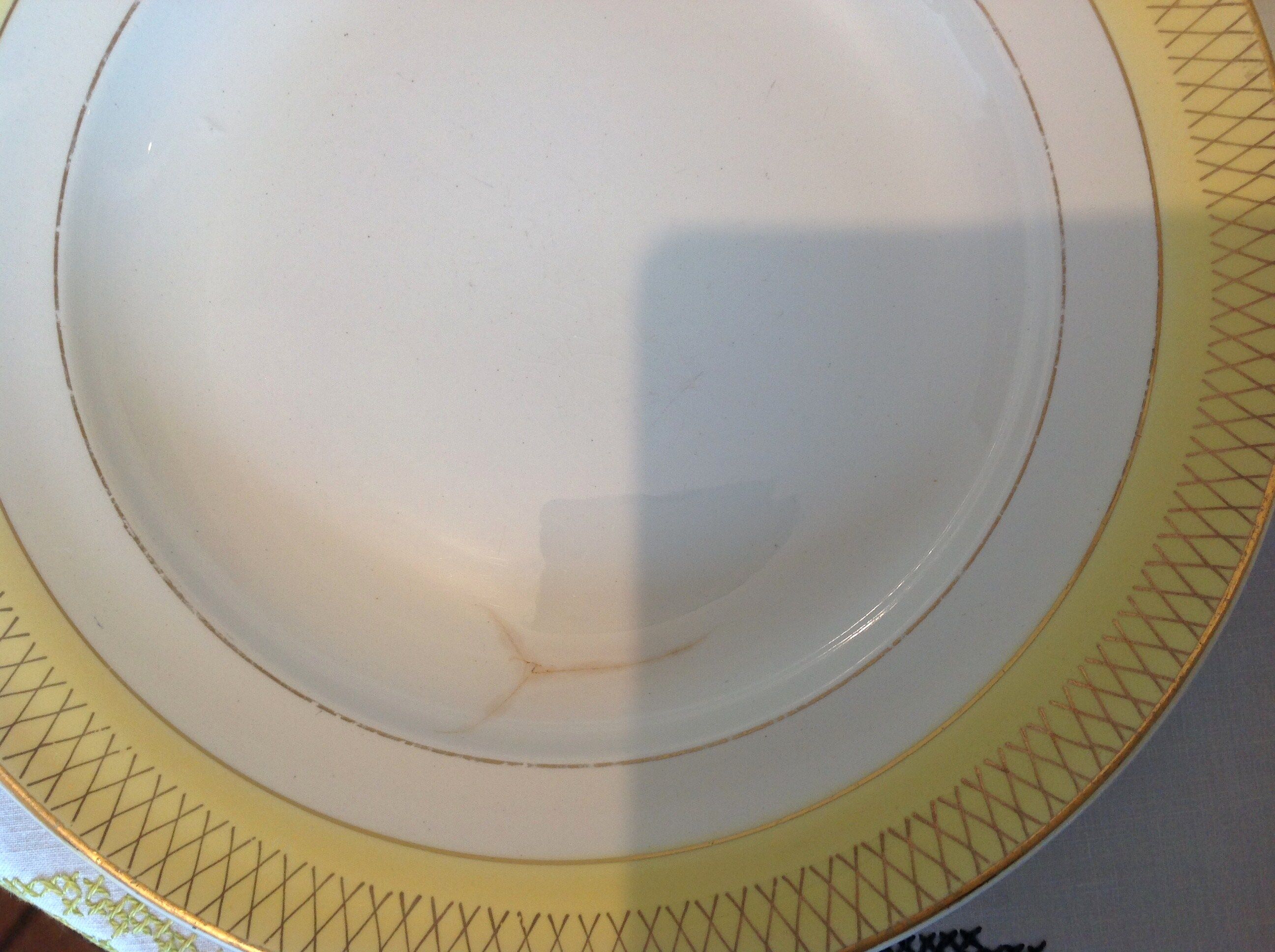 Six white hollow plates on board yellow Monaco 60