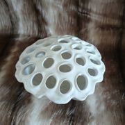 Vase pique fleurs en porcelaine blanche
