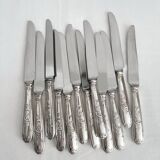12 antique silver-plated knives with acanthus shell decoration and stainless steel blades.