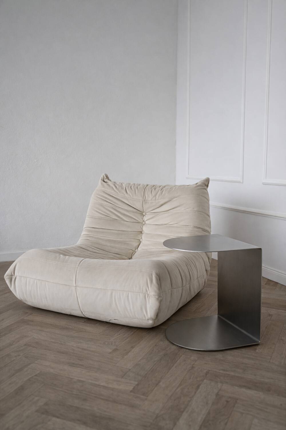 Table d'appoint en acier inoxydable en forme de C Veliento