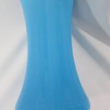 Vase en opaline bleue