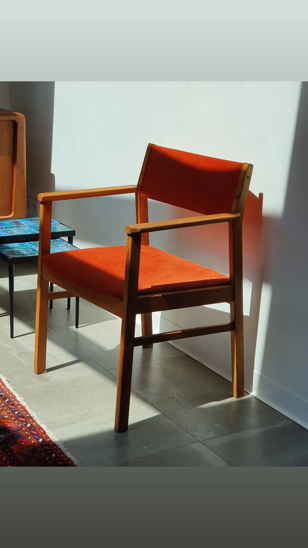 Armchair in solid oak velvet terracota