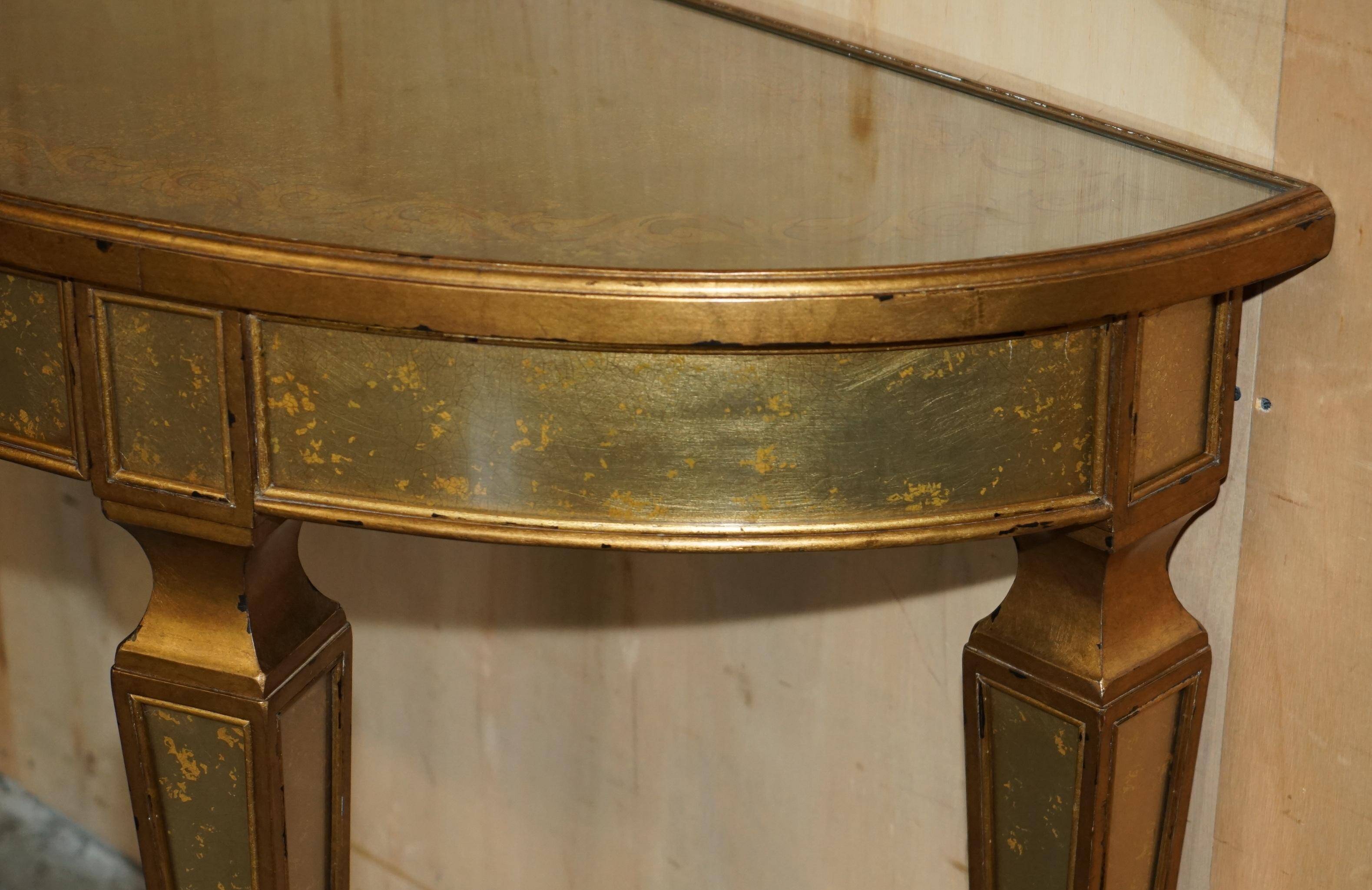 Console demi-lune Eglomise Theodore Alexander finition dorée