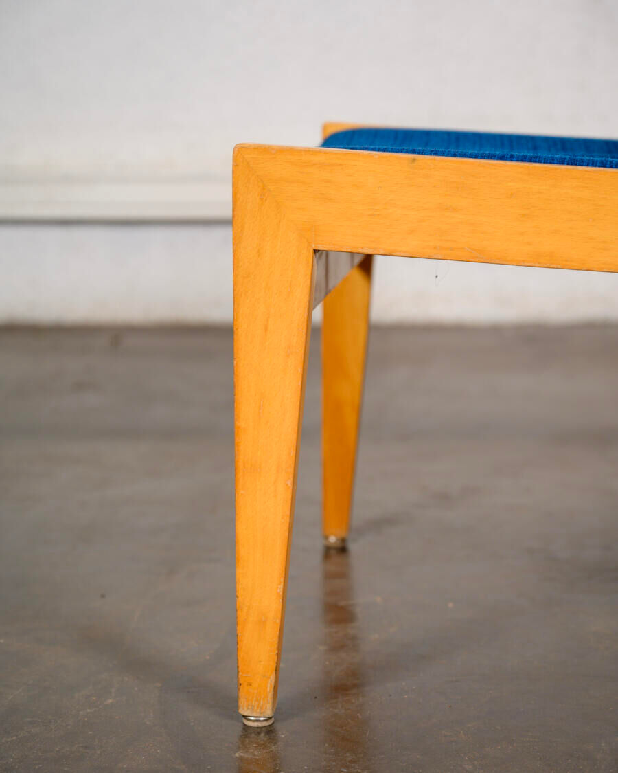 Chauffeuse en bois et tissu bleu