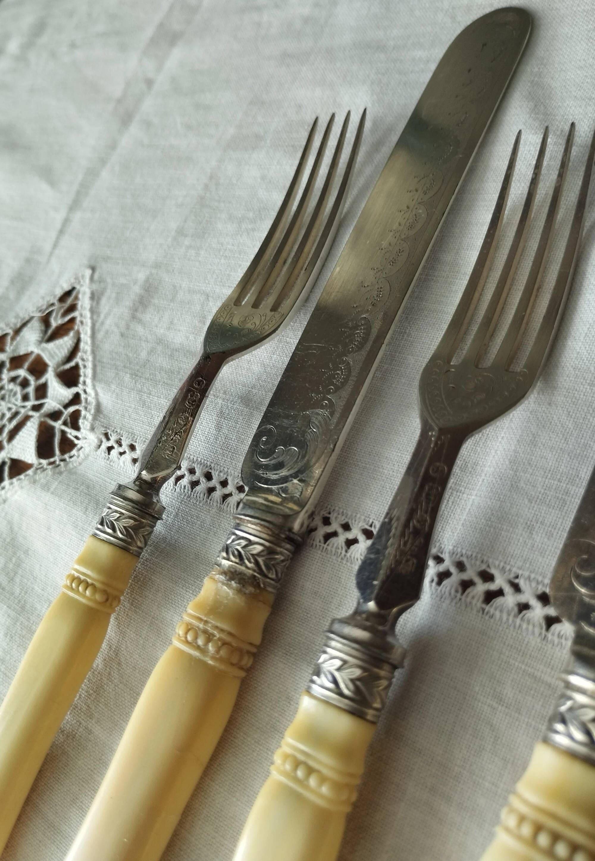 Silver-plated metal dessert cutlery in English Art Deco style