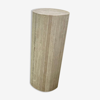 Majestia ribbed column in natural travertine