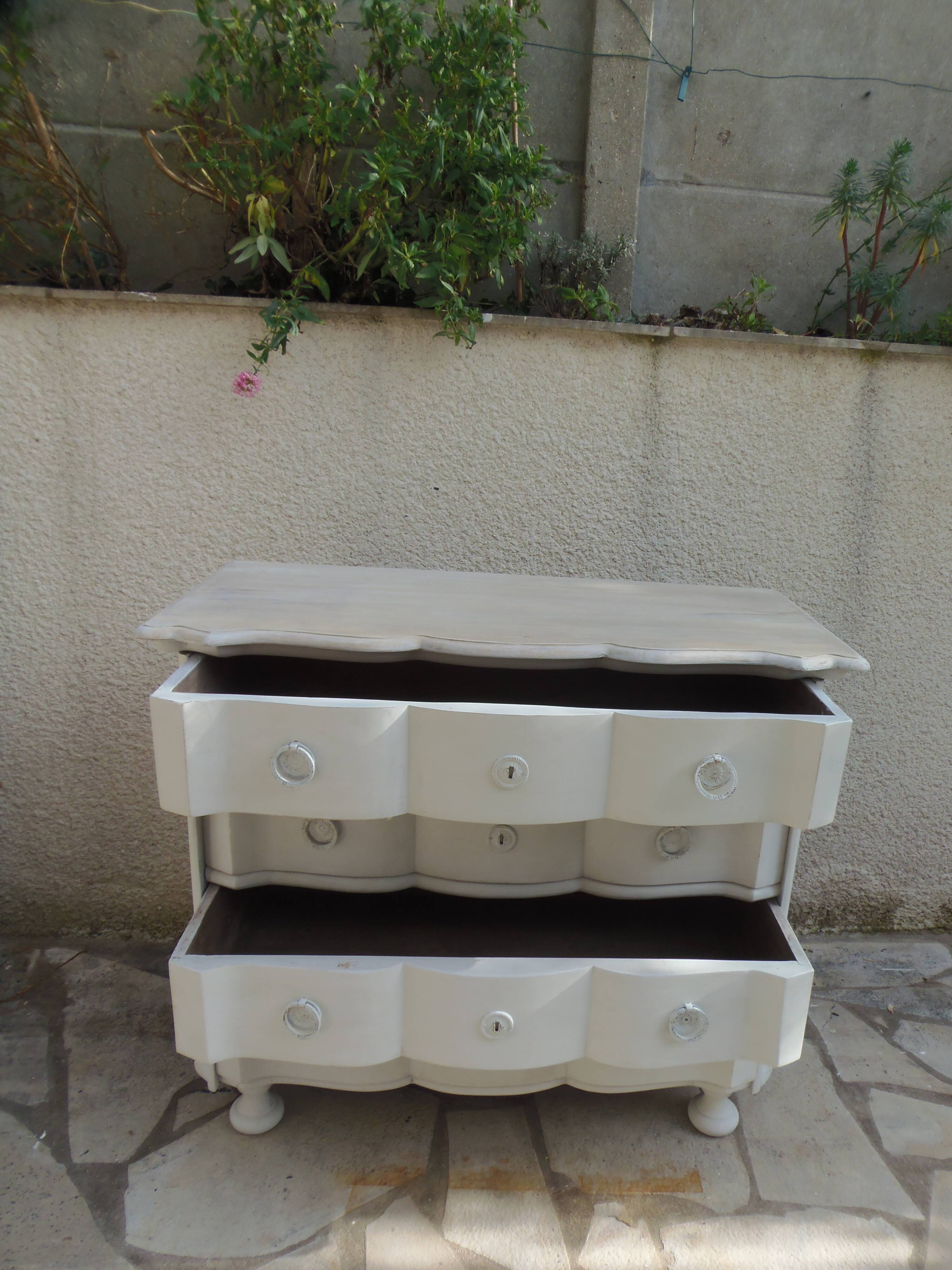 Commode arbalète de belle facture sublimée en gris perle, plateau blanchi.