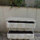 Commode arbalète de belle facture sublimée en gris perle, plateau blanchi.