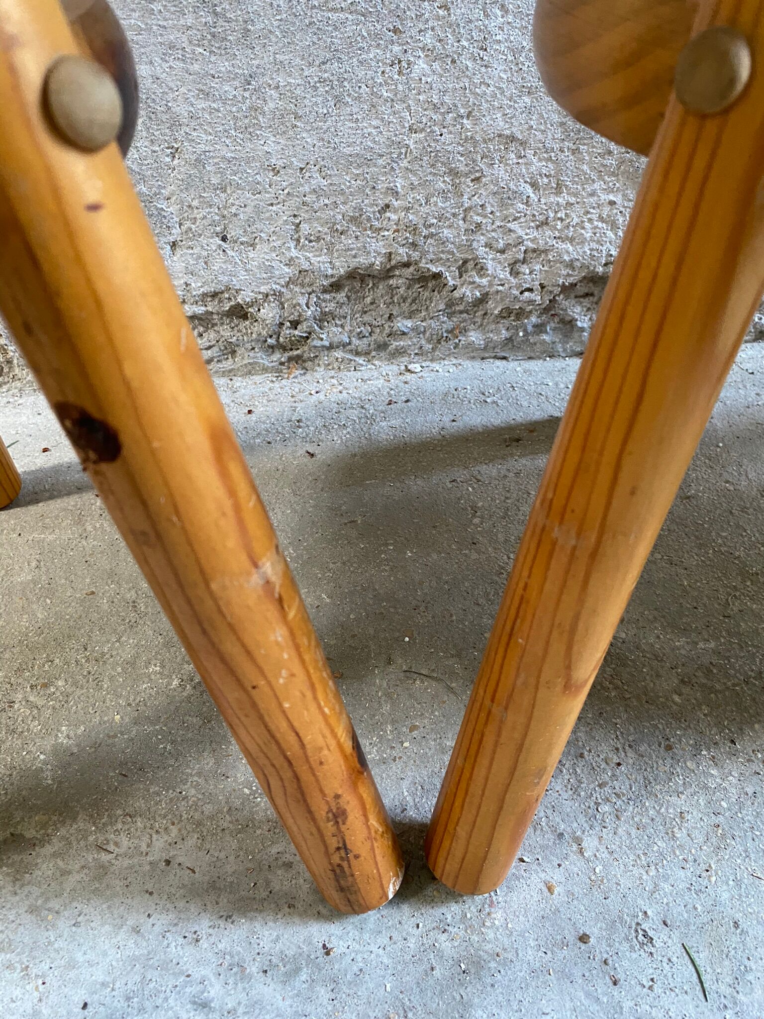 Vintage tripod workshop stool in pitchpin with height-adjustable screws