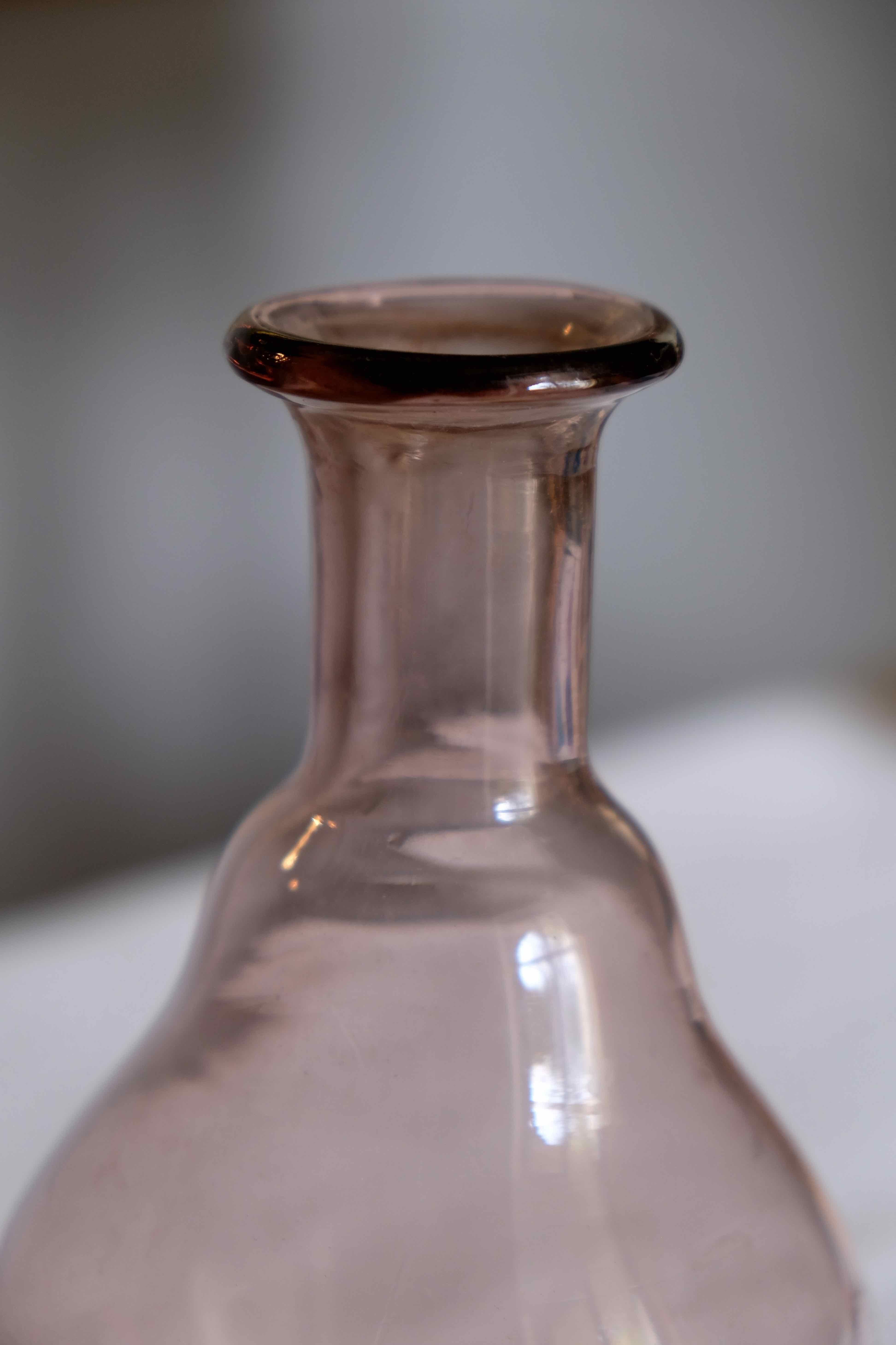 Blown glass vase moves purple