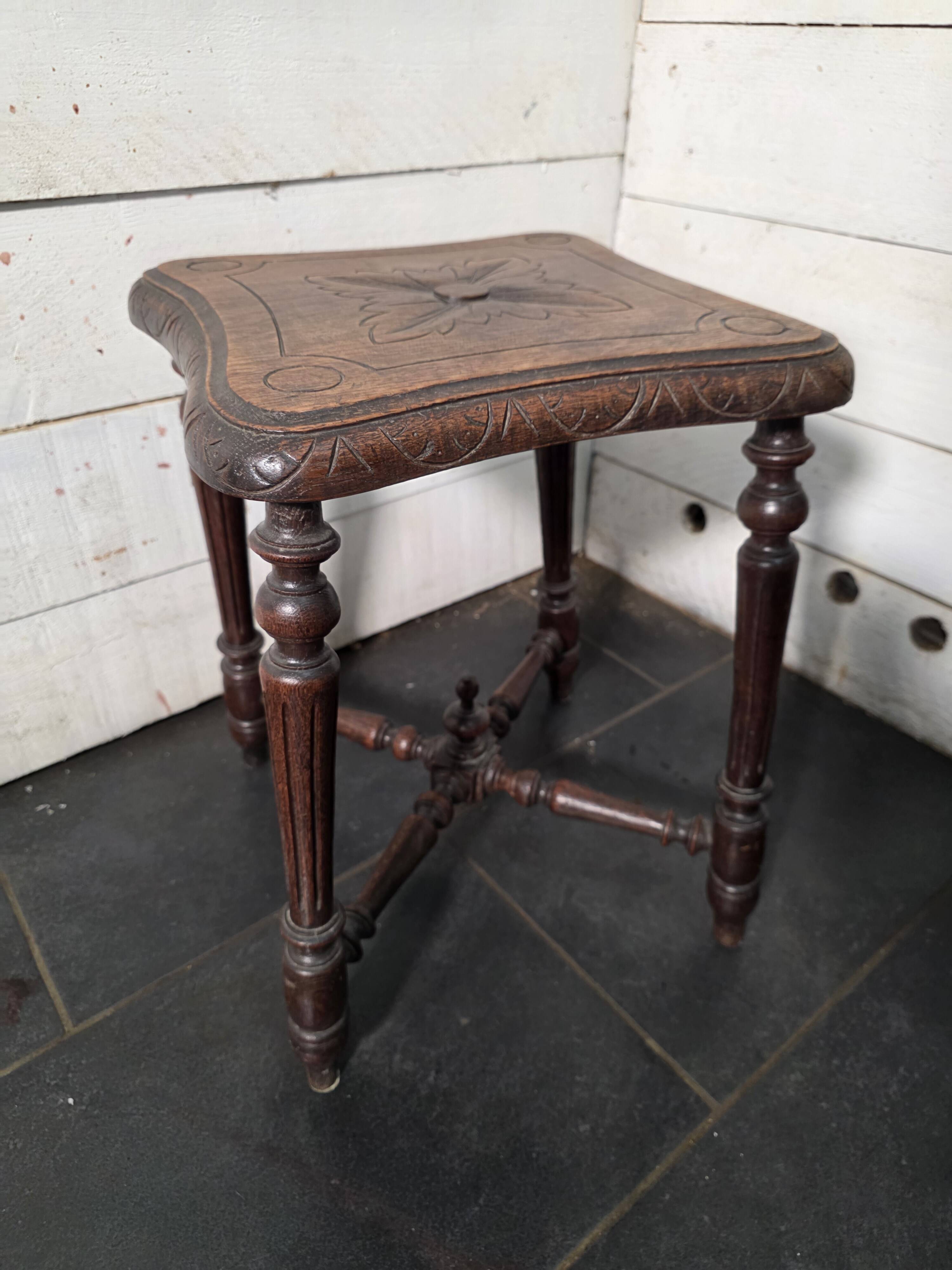 Tabouret ancien en bois sculpté en chêne massif