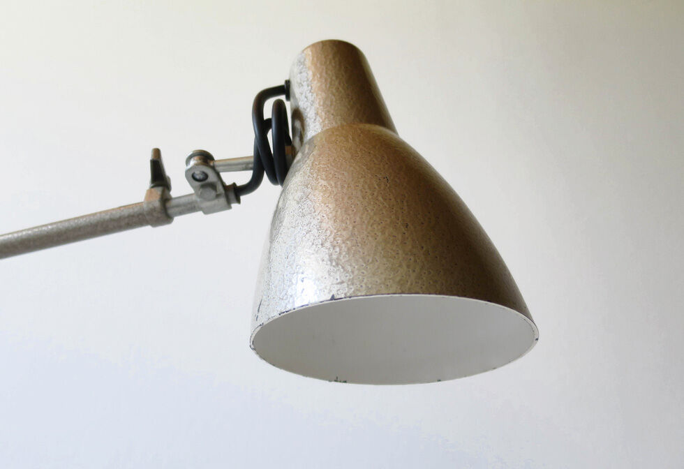 Articulated workshop lamp