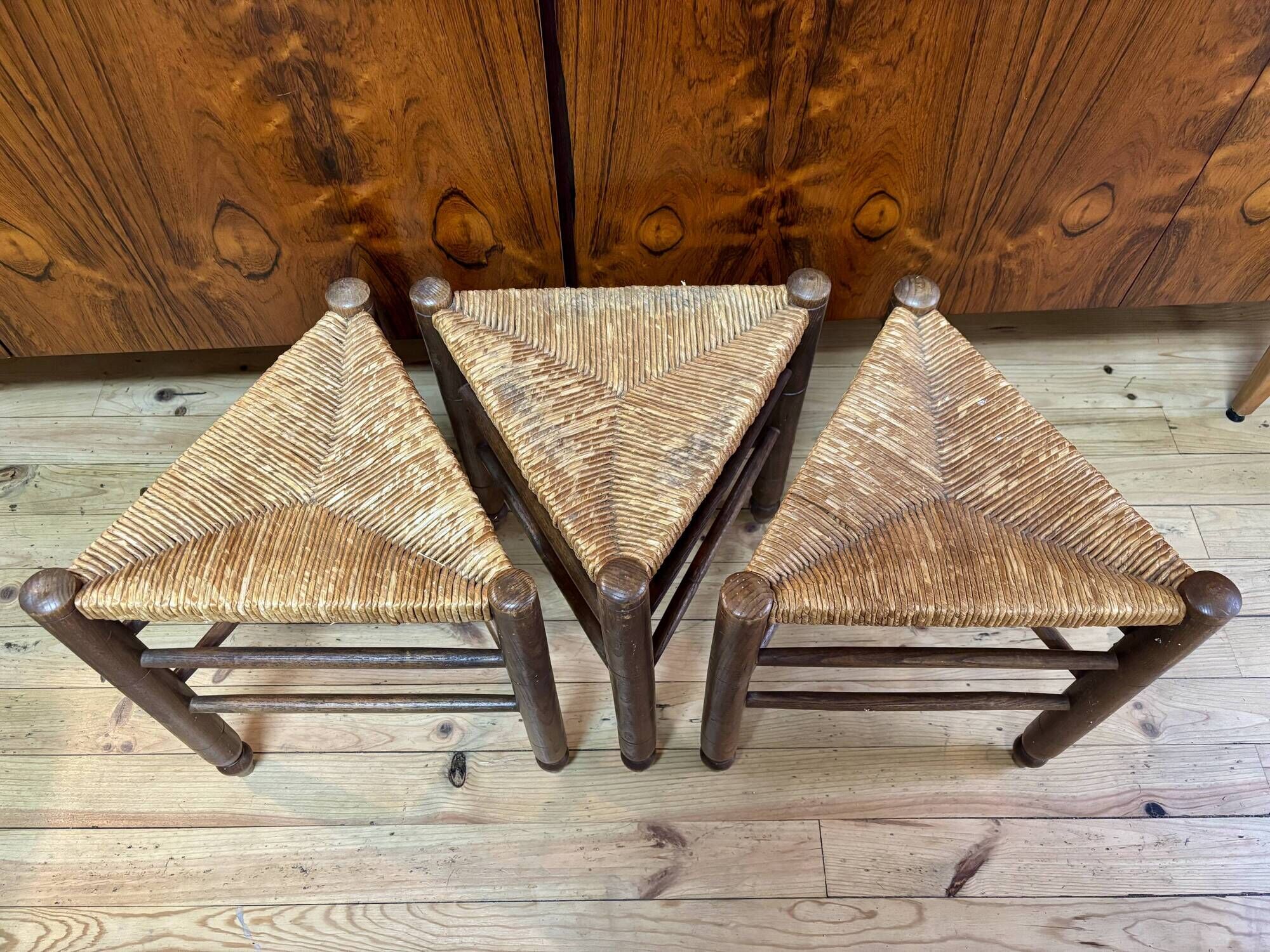 Série de 3 tabourets tripodes bois et paille