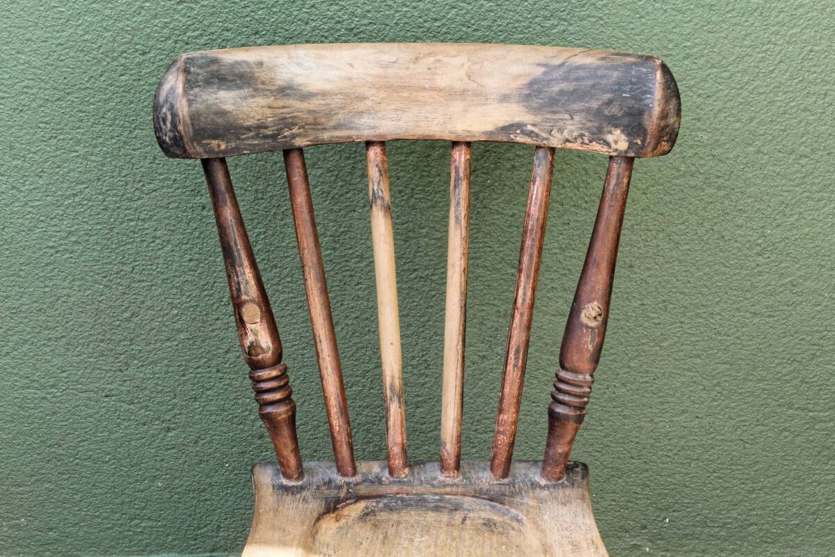 Rocking chair pour enfant en hêtre patiné, 19ème siècle