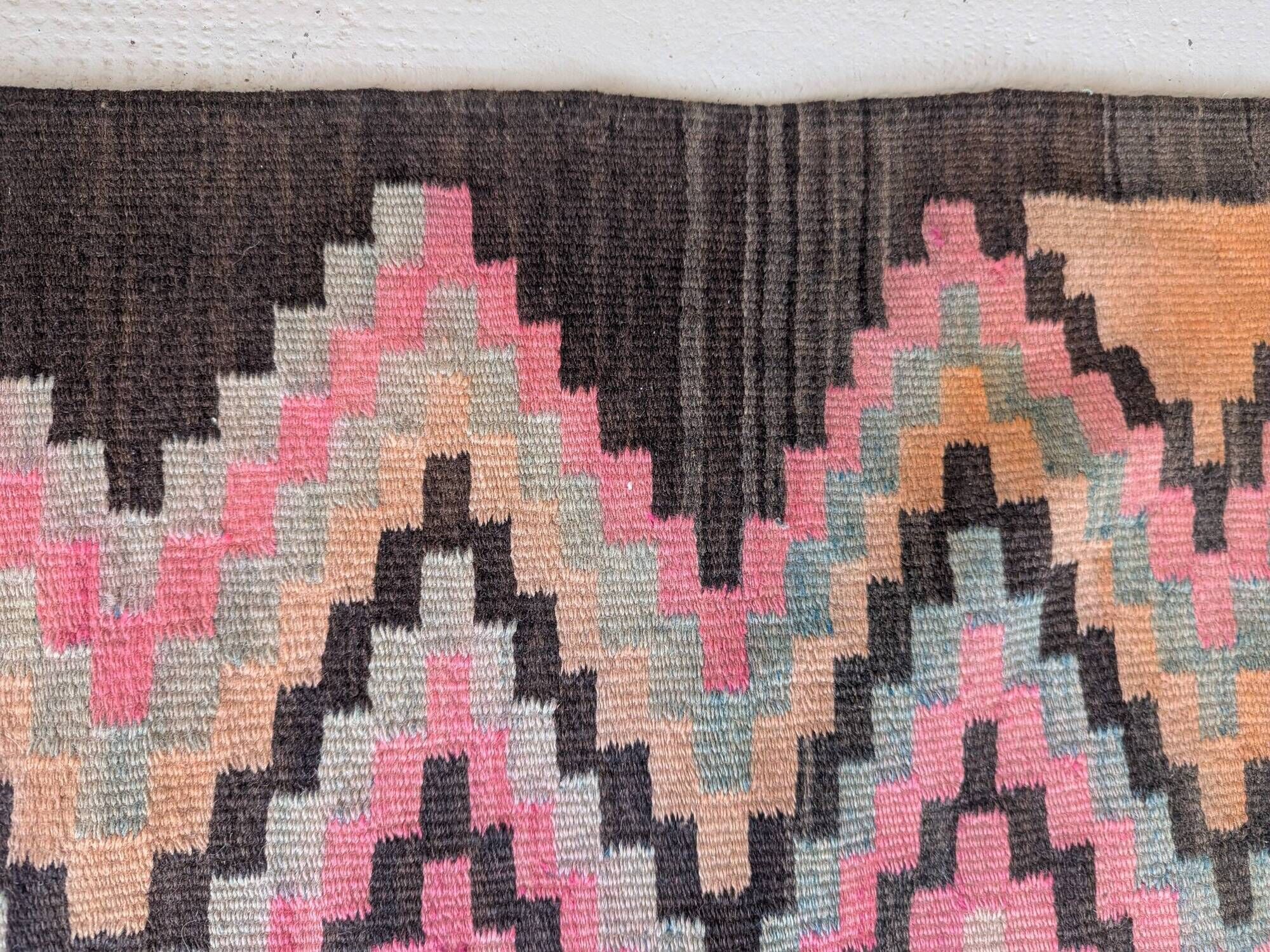 Tapis kilim ancien dans des tons rose