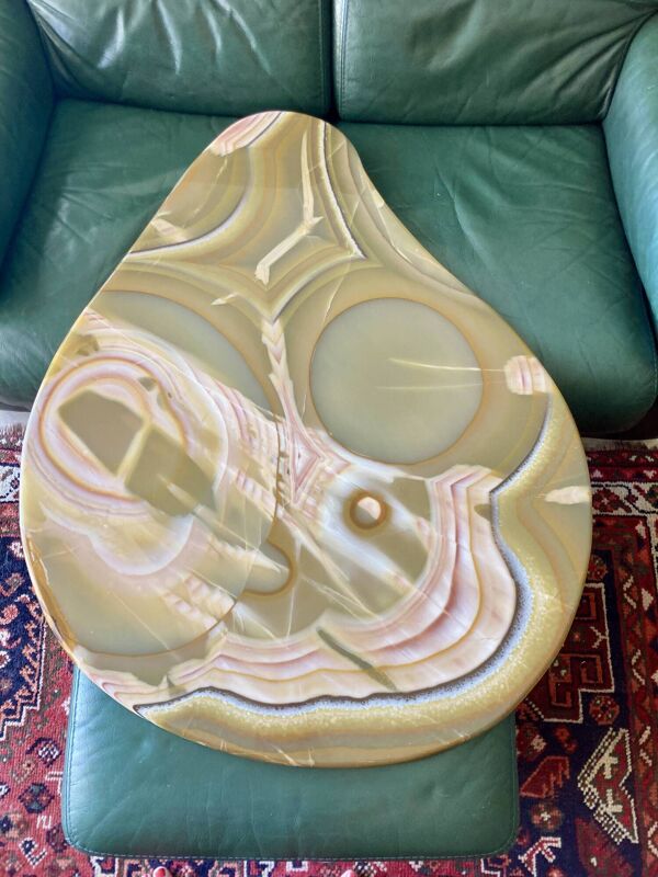 Table basse en onyx forme libre
