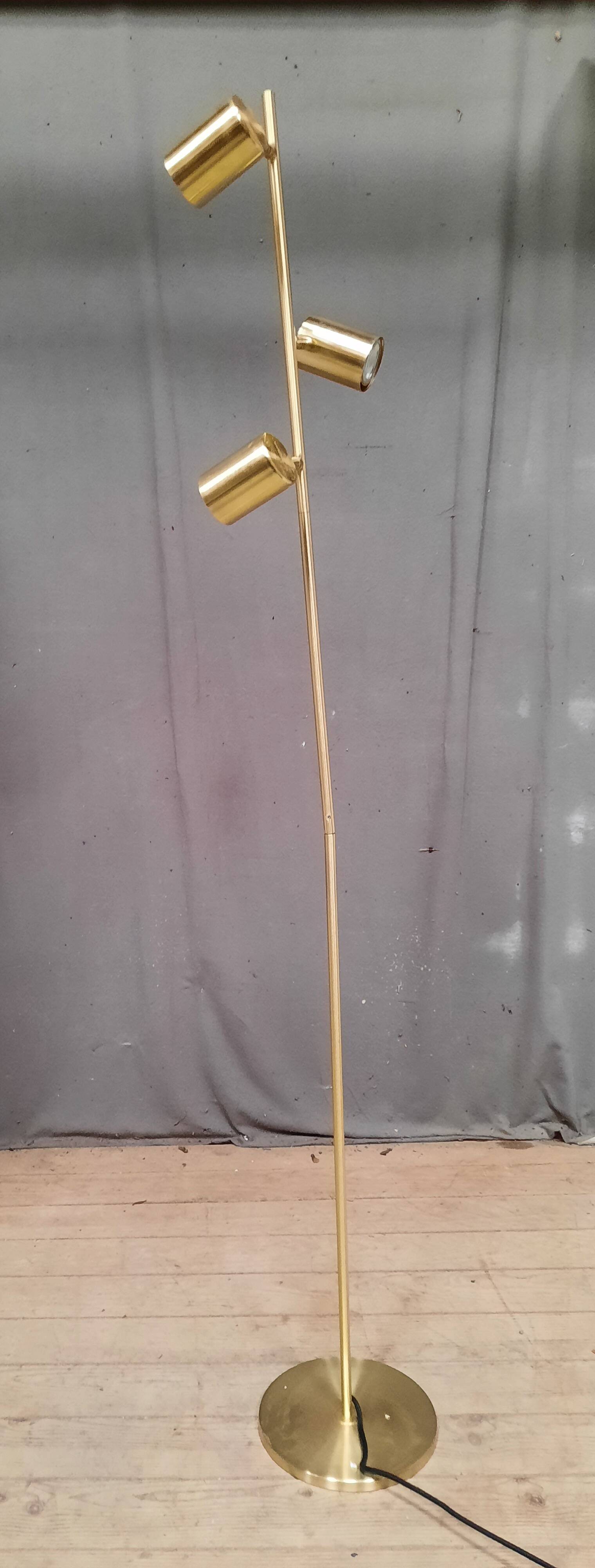 Lampadaire doré à 3 spots