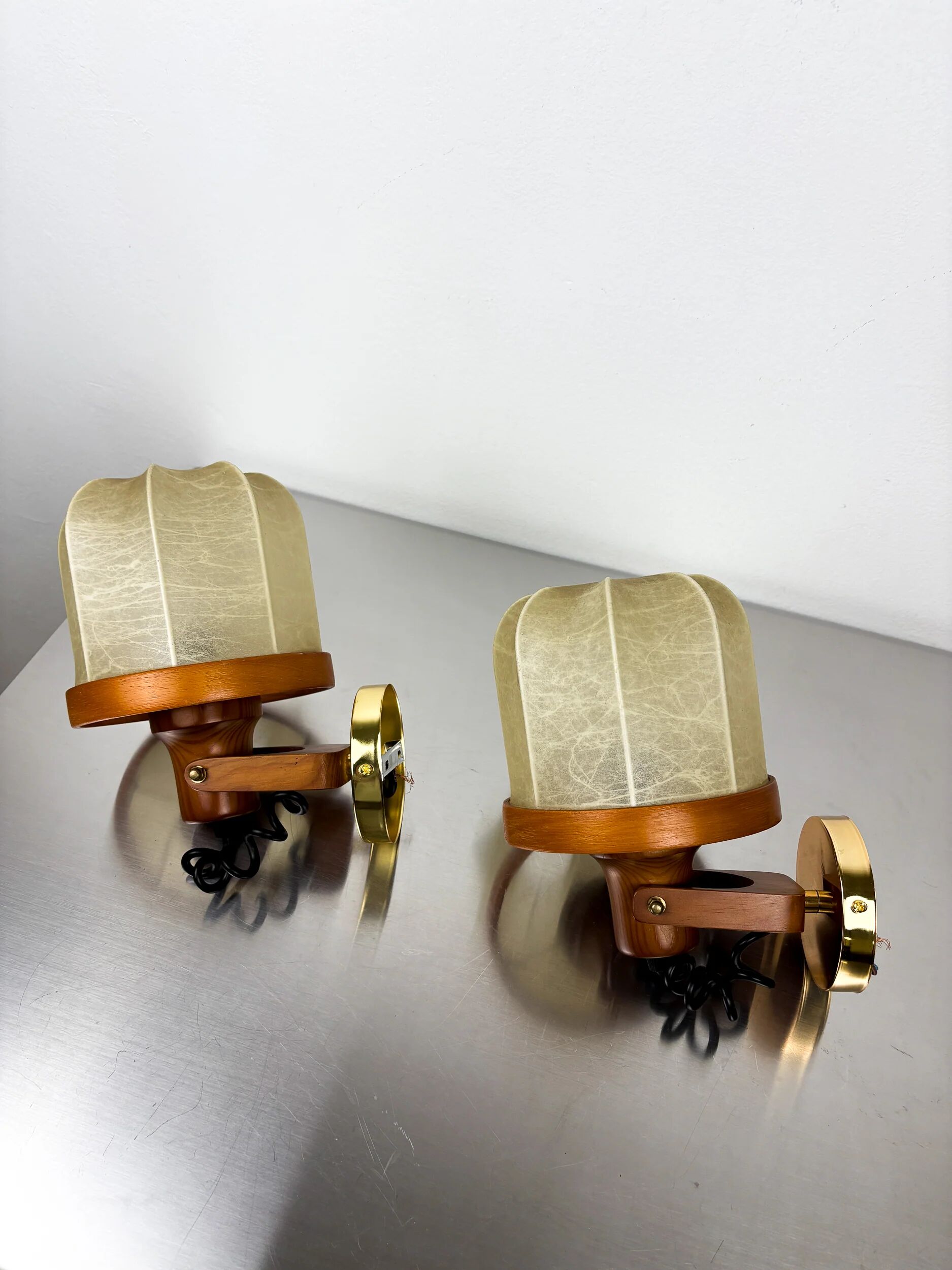 Pair of articulated "Cocoon" wall lights in resin and pine, Italy, circa 1970s