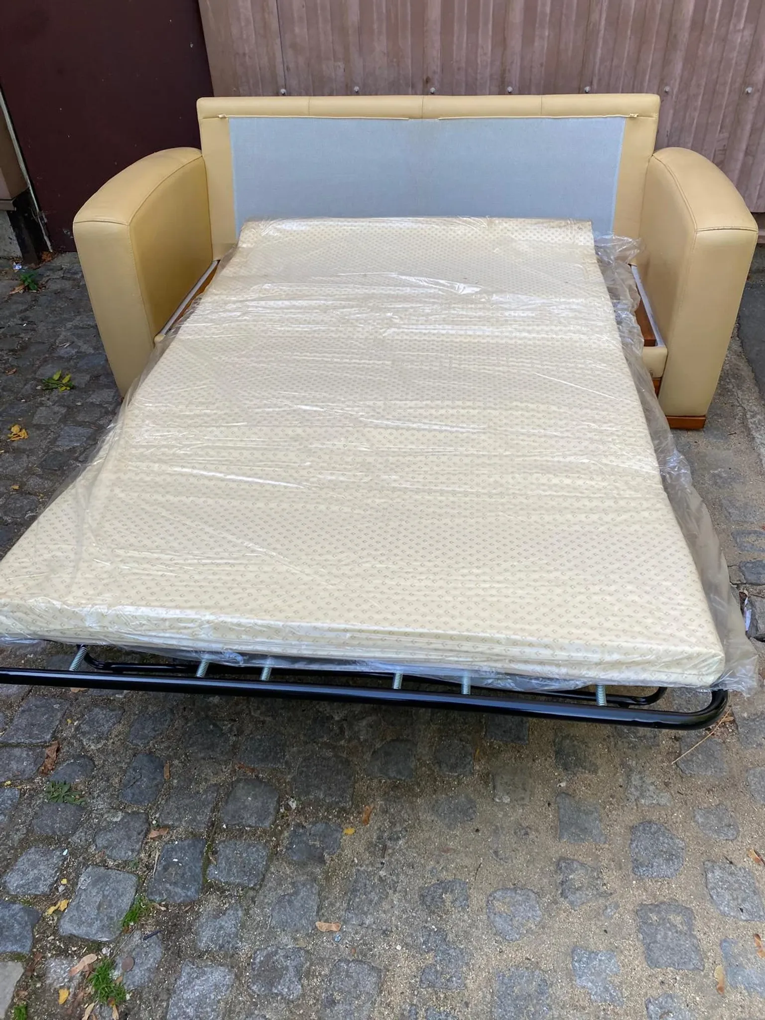 Art Deco 3-seater convertible sofa in genuine beige leather and red fabric from the 1980s.