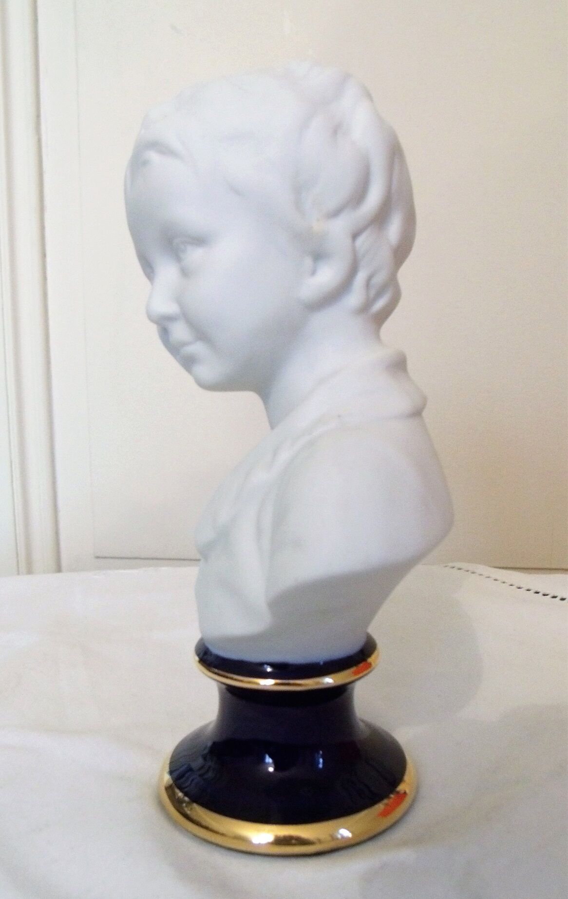 Buste de jeune garçon en biscuit de porcelaine de Limoges signé Ternet