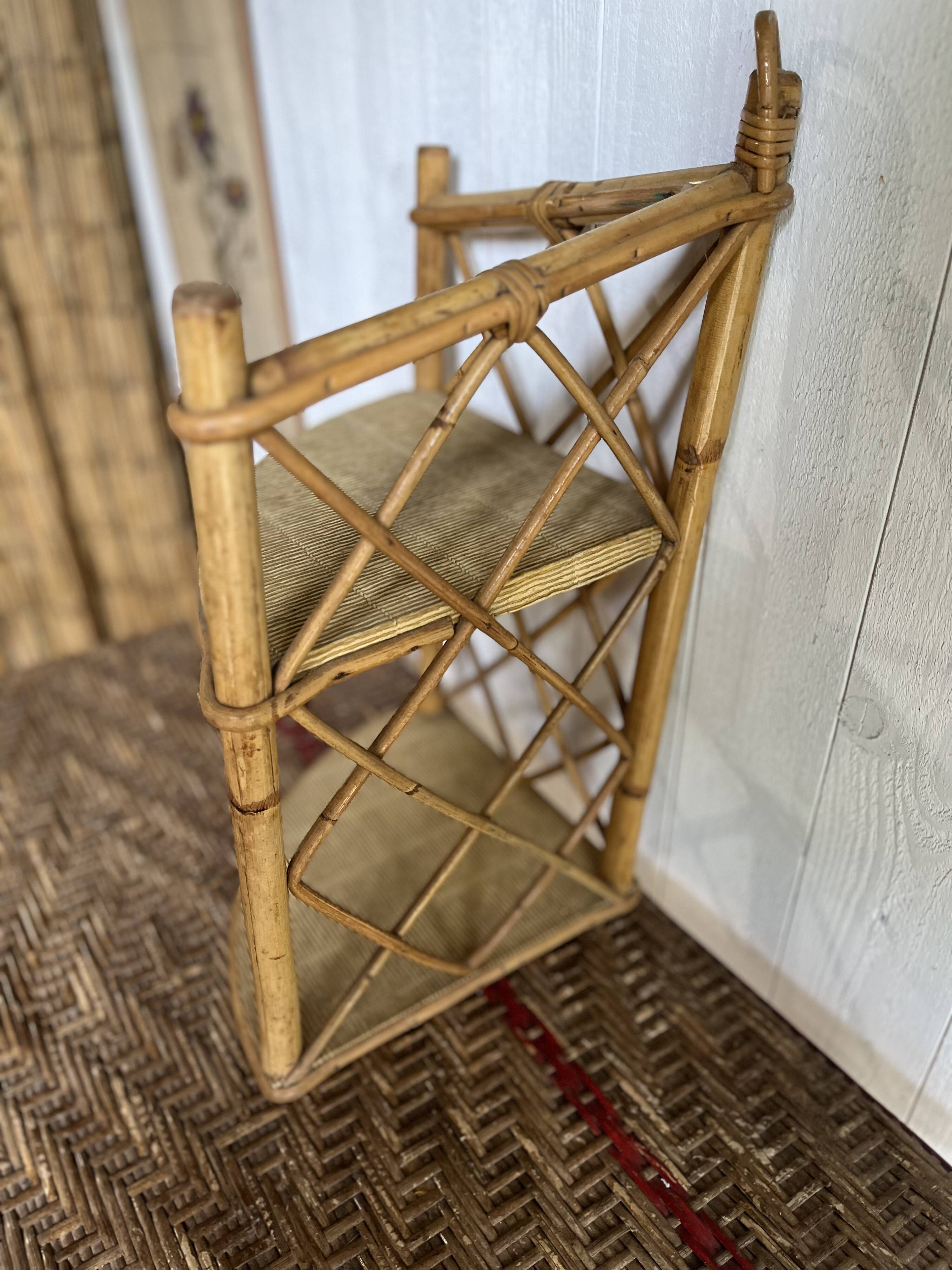 Corner shelf in rattan