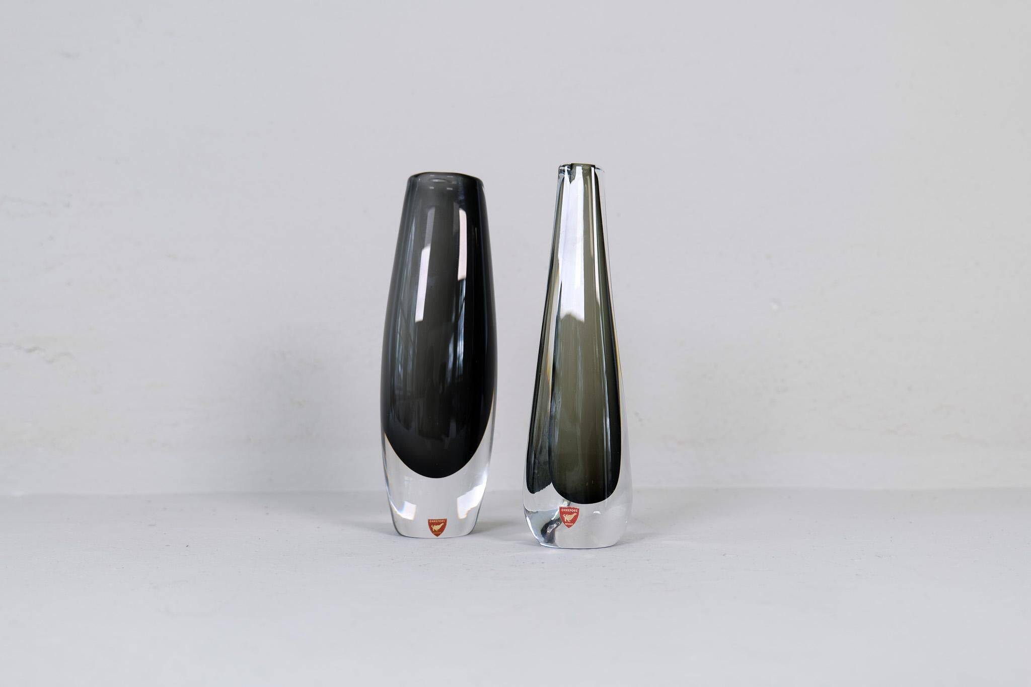 Set of 2 Mid-Century Modern vases by Nils Landberg, Orrefors, circa 1950, Sweden.