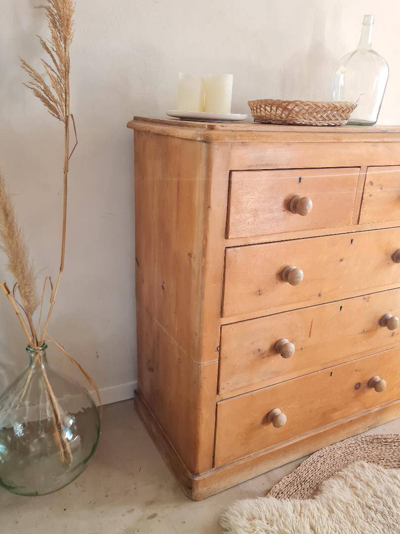 Antique English-style chest of drawers