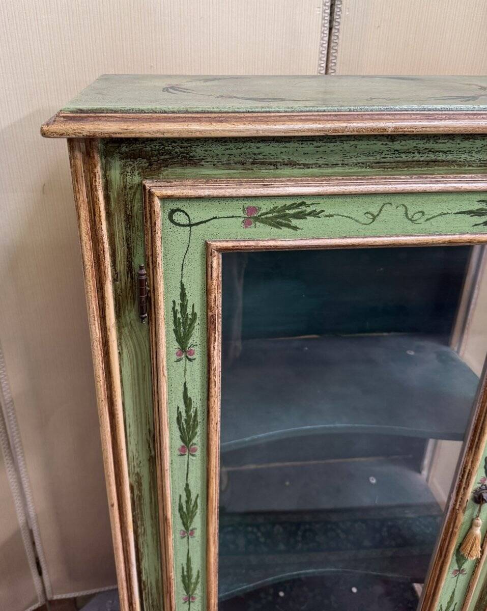 Venetian showcase in painted wood