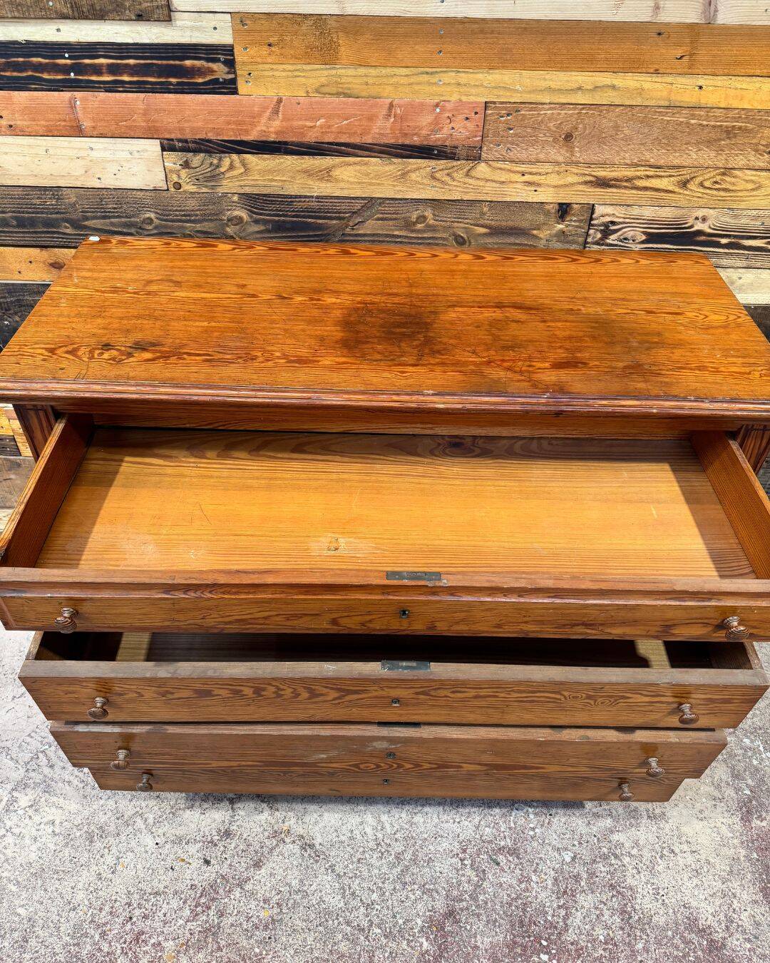 Commode en pitchpin massif